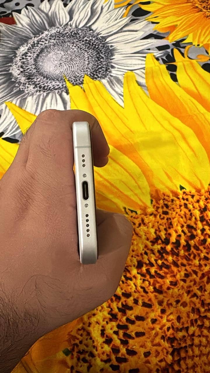 Apple iPhone 16 4