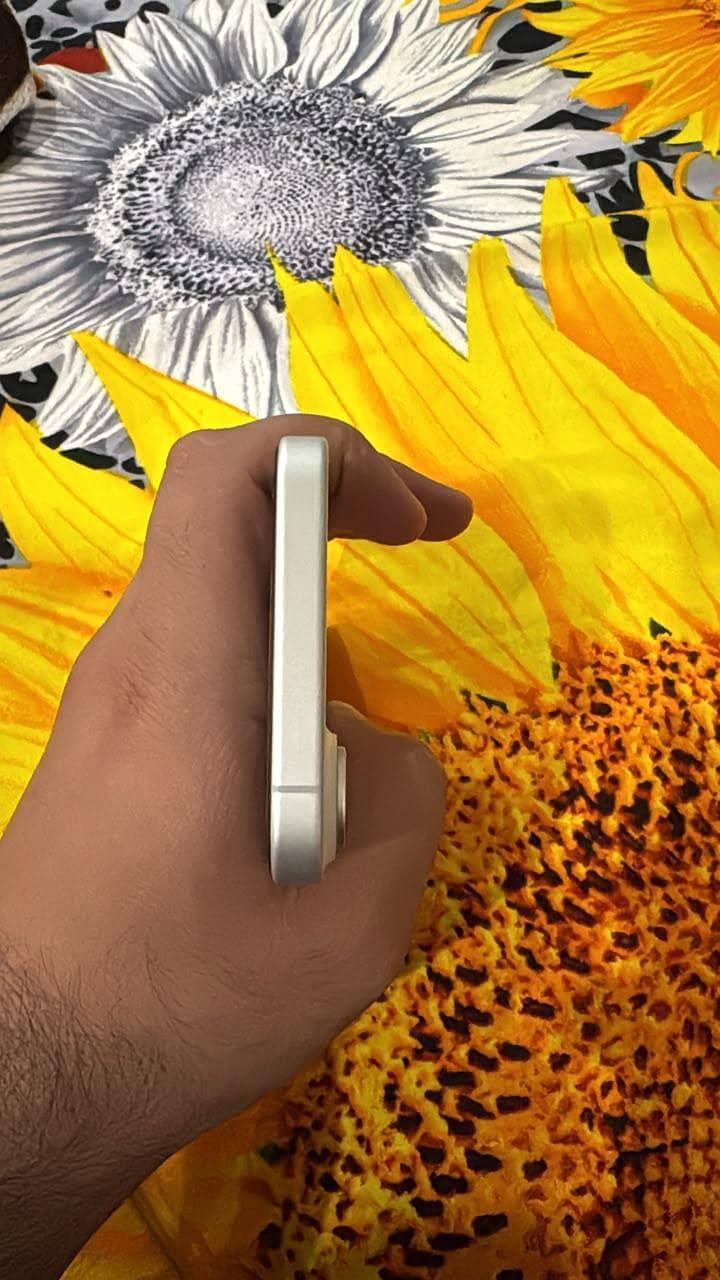 Apple iPhone 16 5