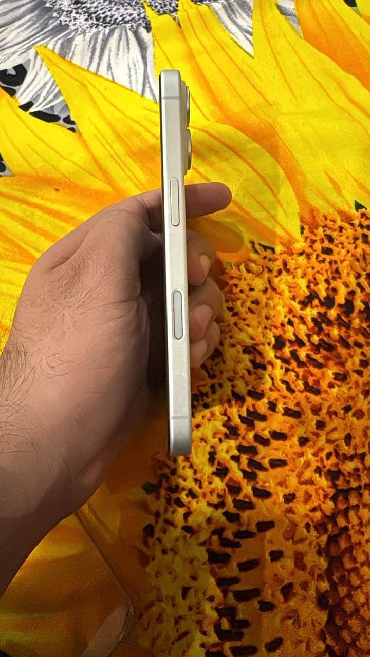 Apple iPhone 16 6