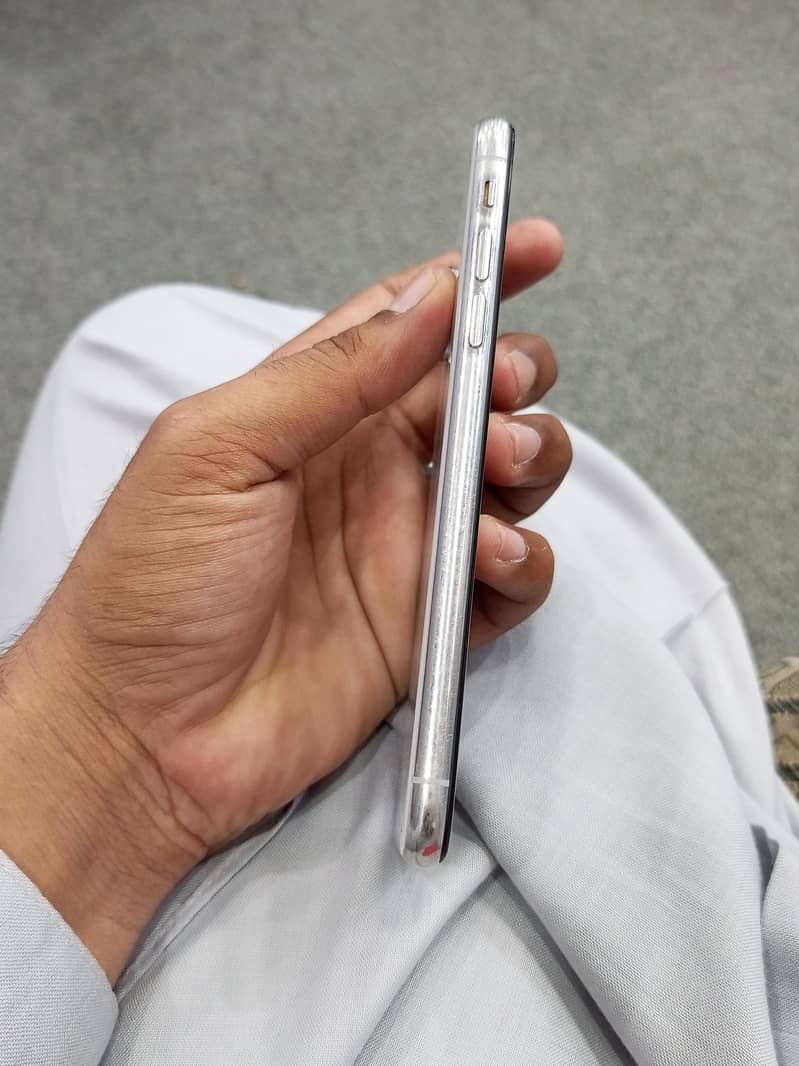 Apple iPhone X 4