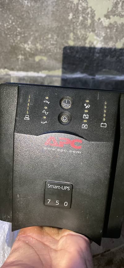 APC Smart UPS 750
