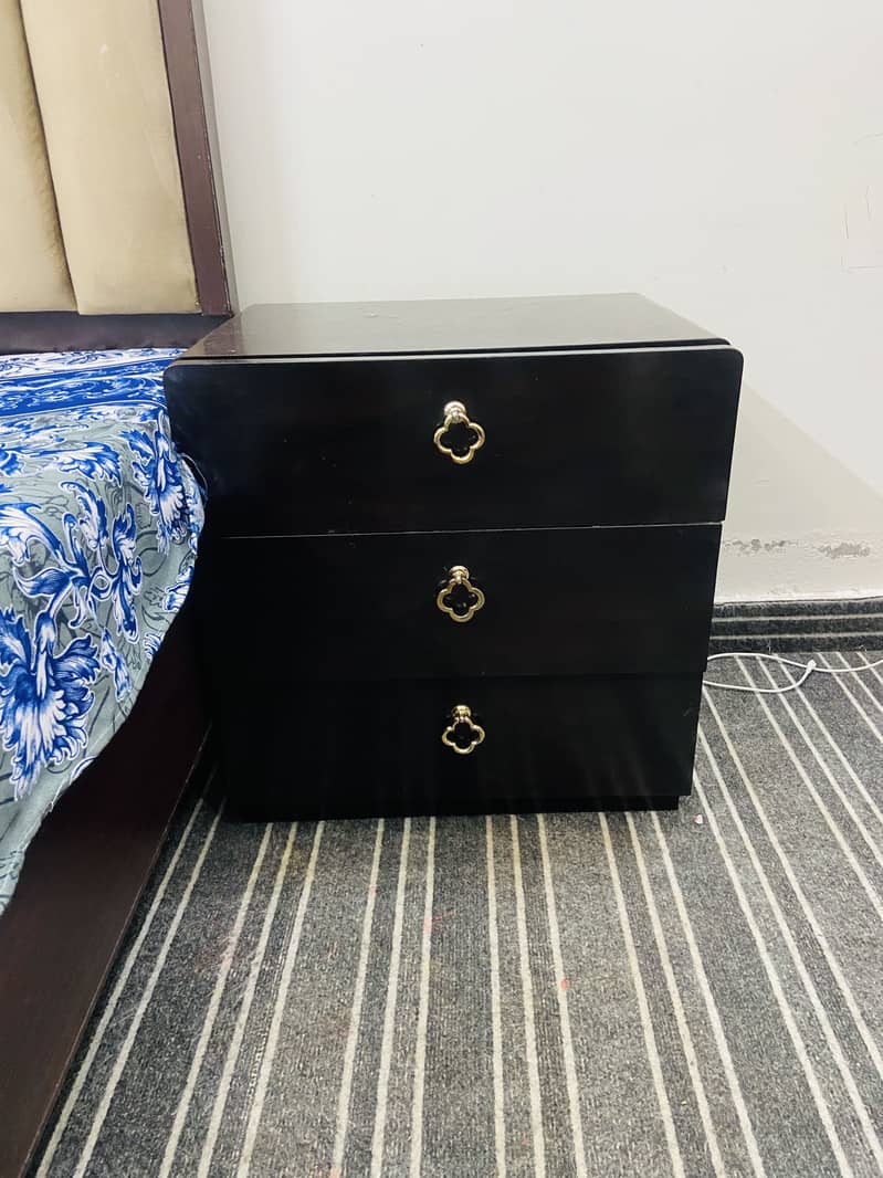 Bed set dressing side tables 3