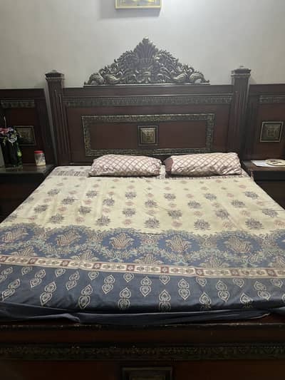 Crown Bed king side with dressing