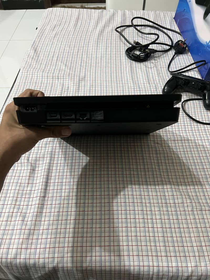 PS4 Slim 1