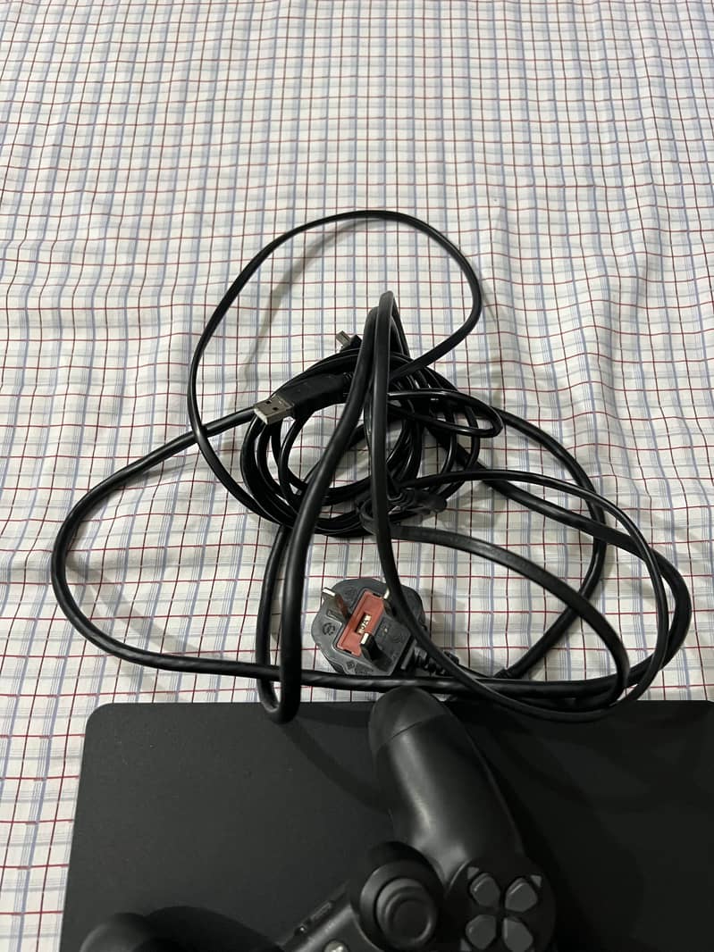 PS4 Slim 4