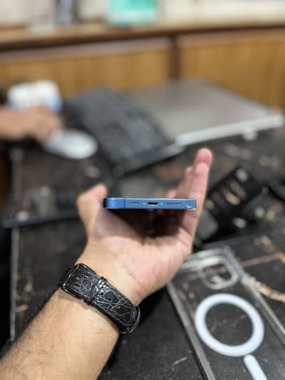 Apple iPhone 13