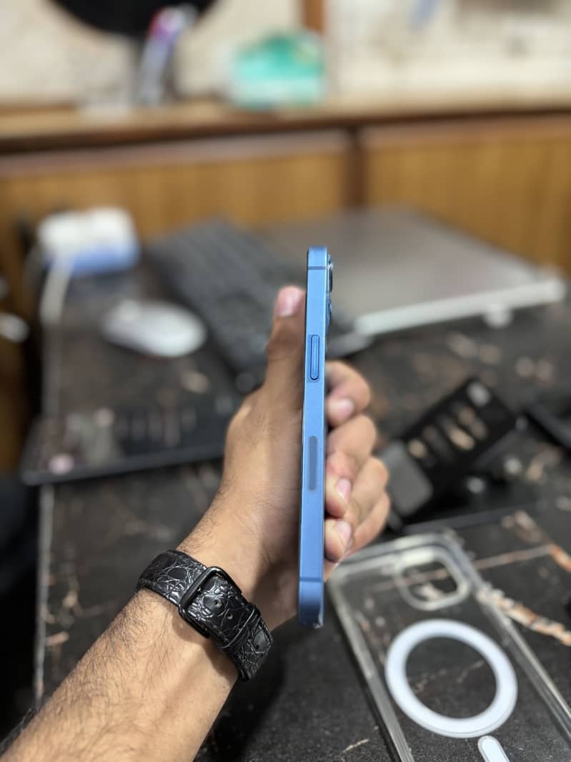 Apple iPhone 13 2