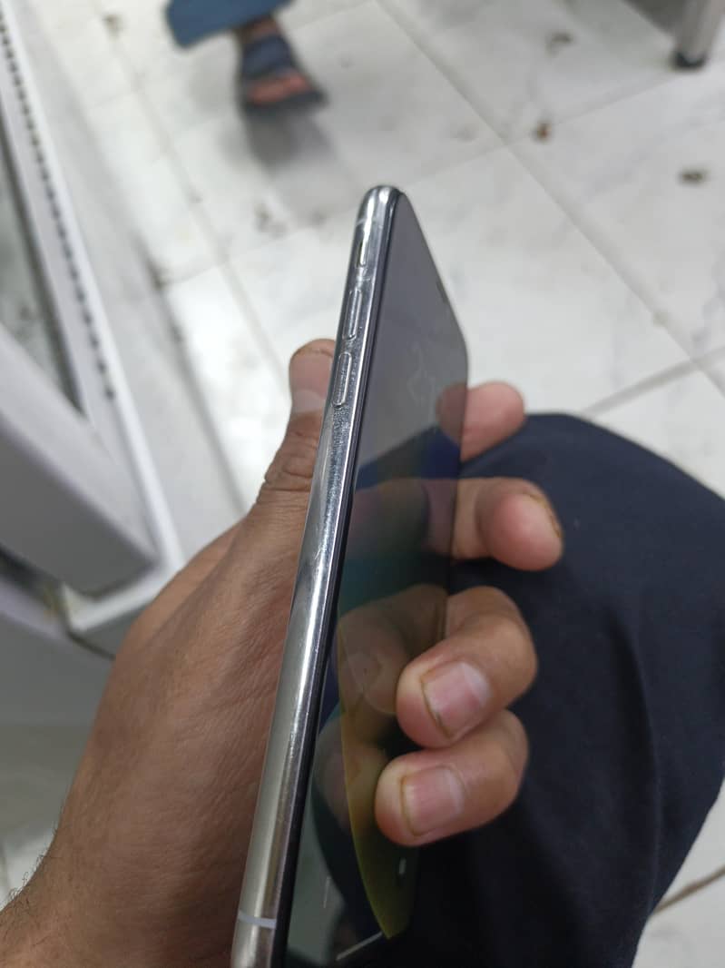 Apple iPhone X 4