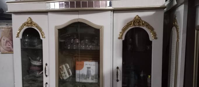 divider. 3 doors