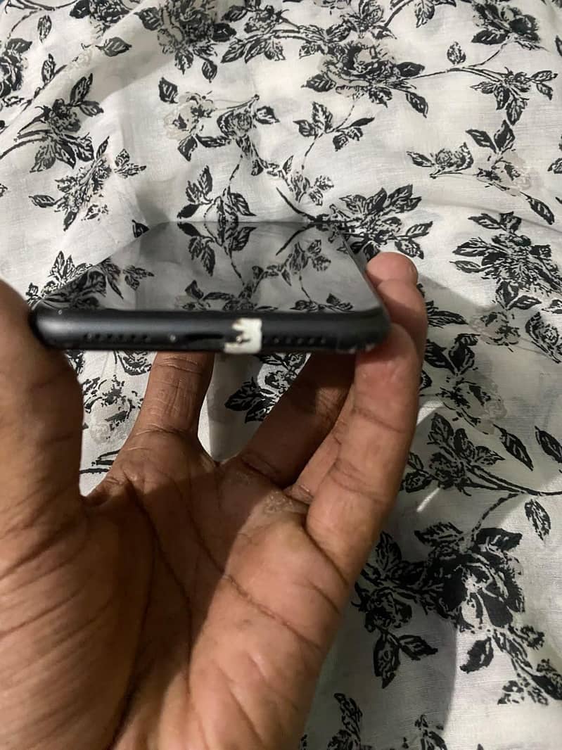 Apple iPhone 11 3