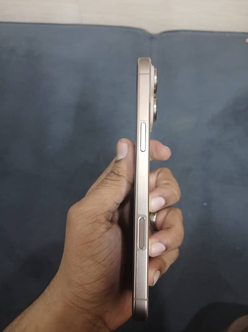 Apple iPhone 16 Pro Max 1