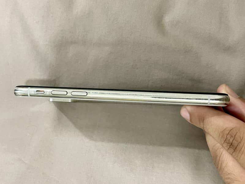 Apple iPhone X 4