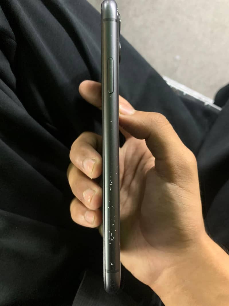 Apple iPhone 11 4