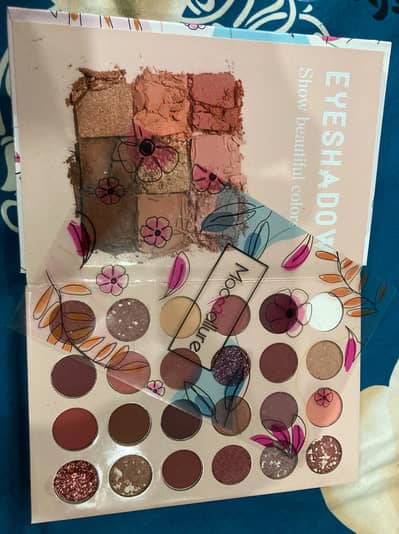 Eyeshadow palette 4 in 1