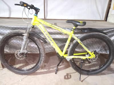 IMPORTED GIANT BICYCLE IN LUSH CONDITION