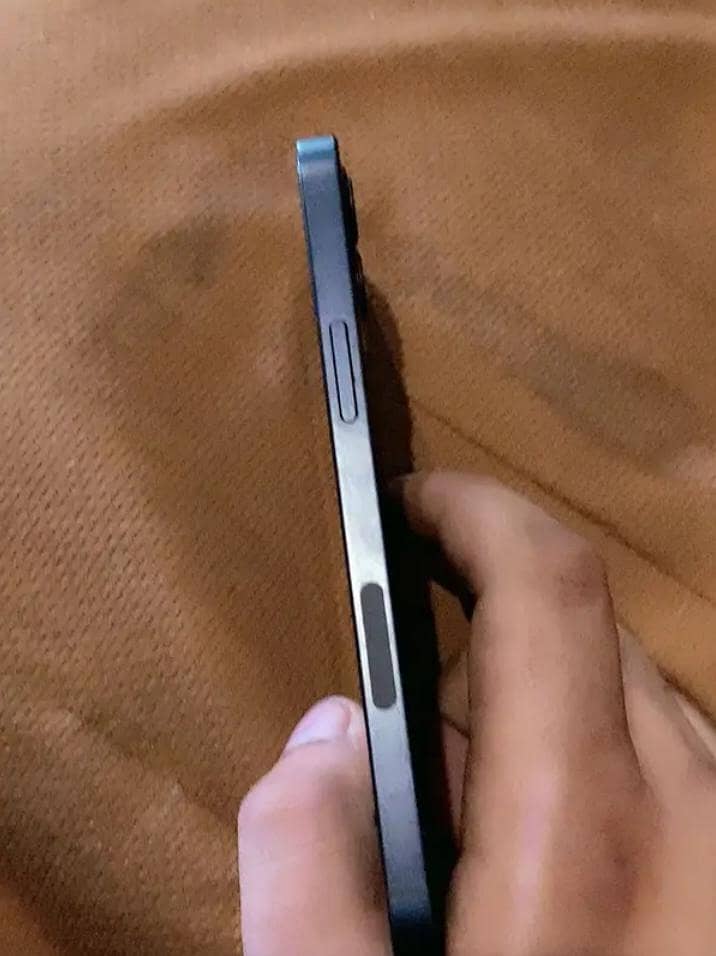 Apple iPhone 12 4