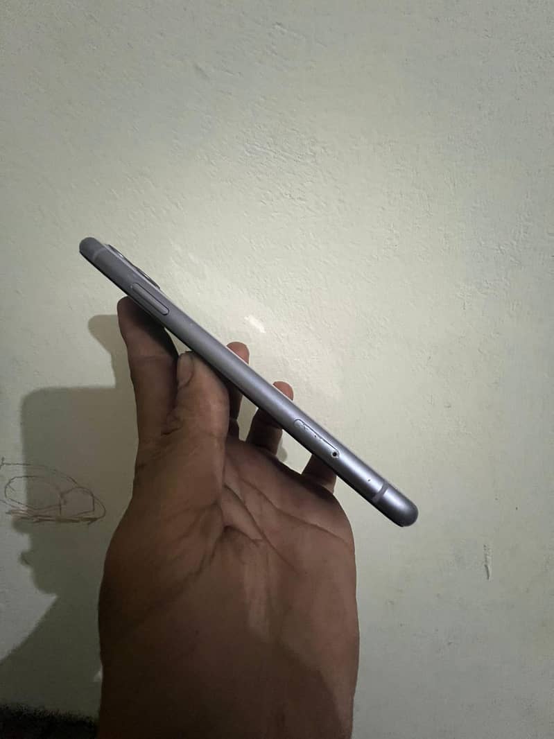 Apple iPhone 11 4