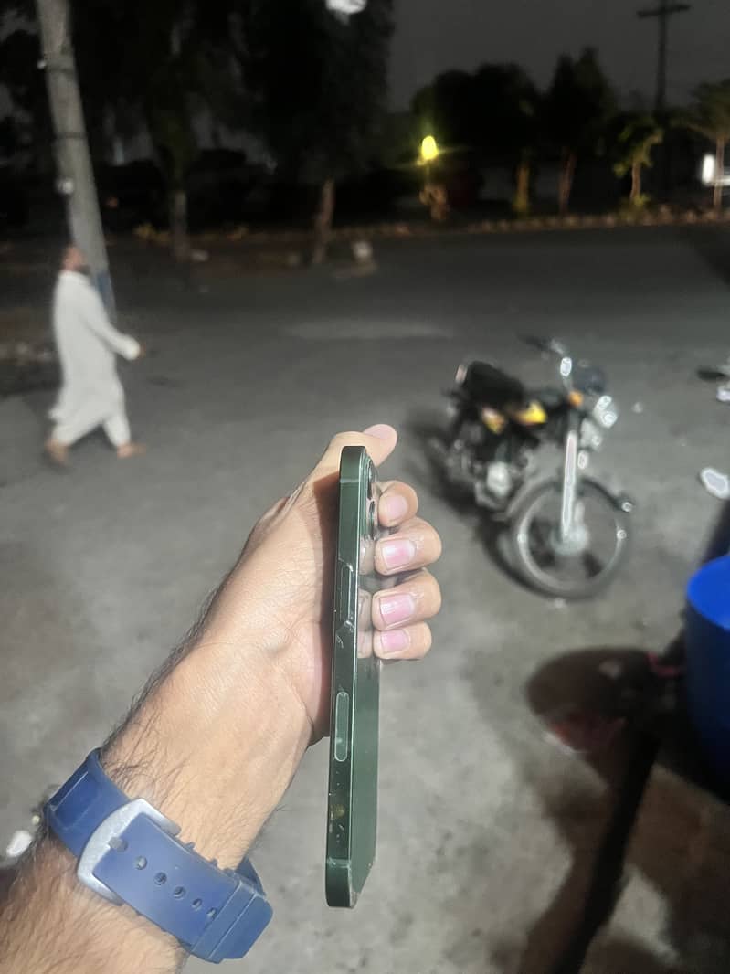 Apple iPhone 13 2