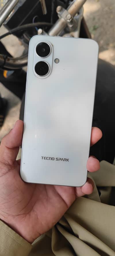 Tecno Spark Go 2 4/64 10/9.5 condition box hai charger nahi hai
