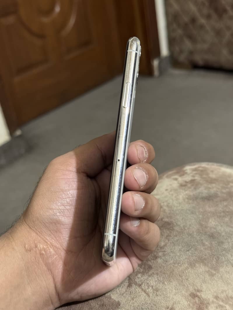 Apple iPhone 11 Pro 4