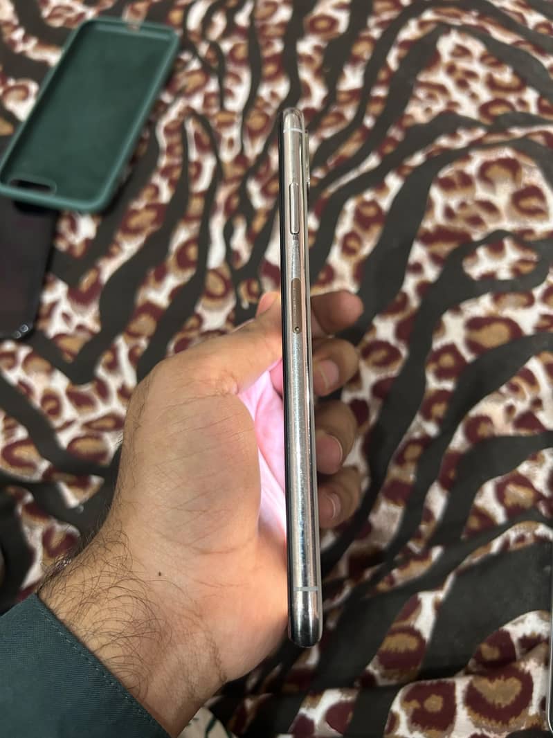 Apple iPhone XS Max 3