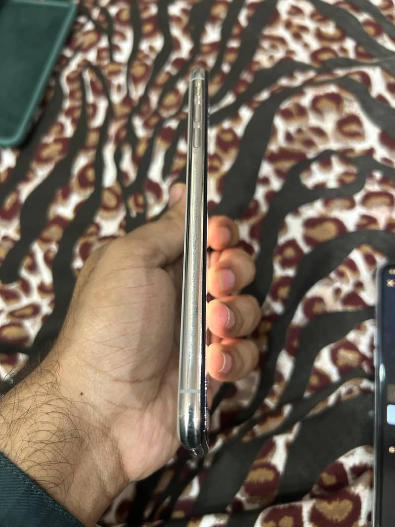 Apple iPhone XS Max 4