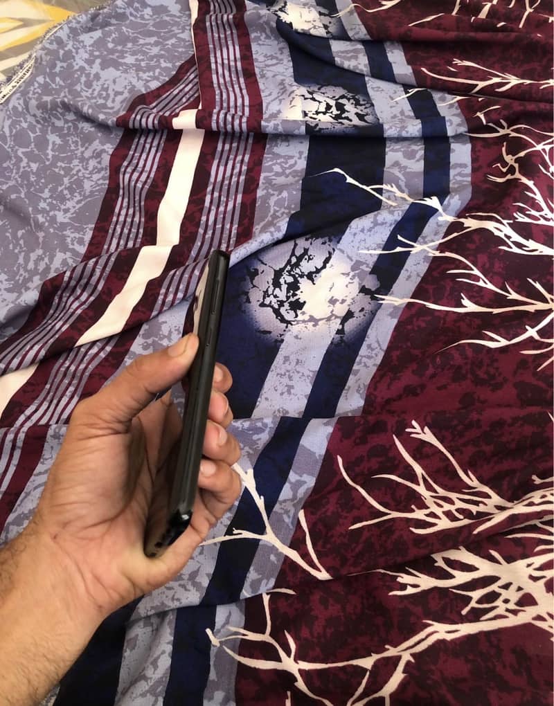 Samsung Mobile S8 Plus 3