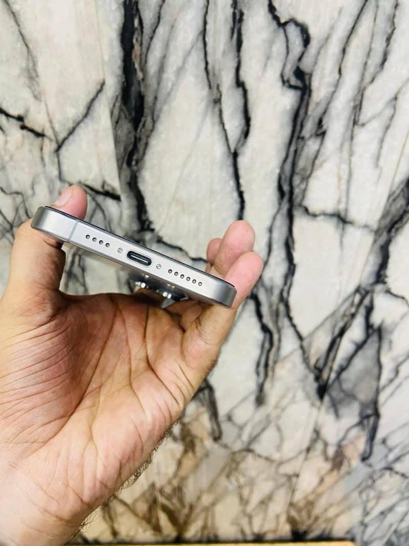 Apple iPhone 16 Pro Max 3