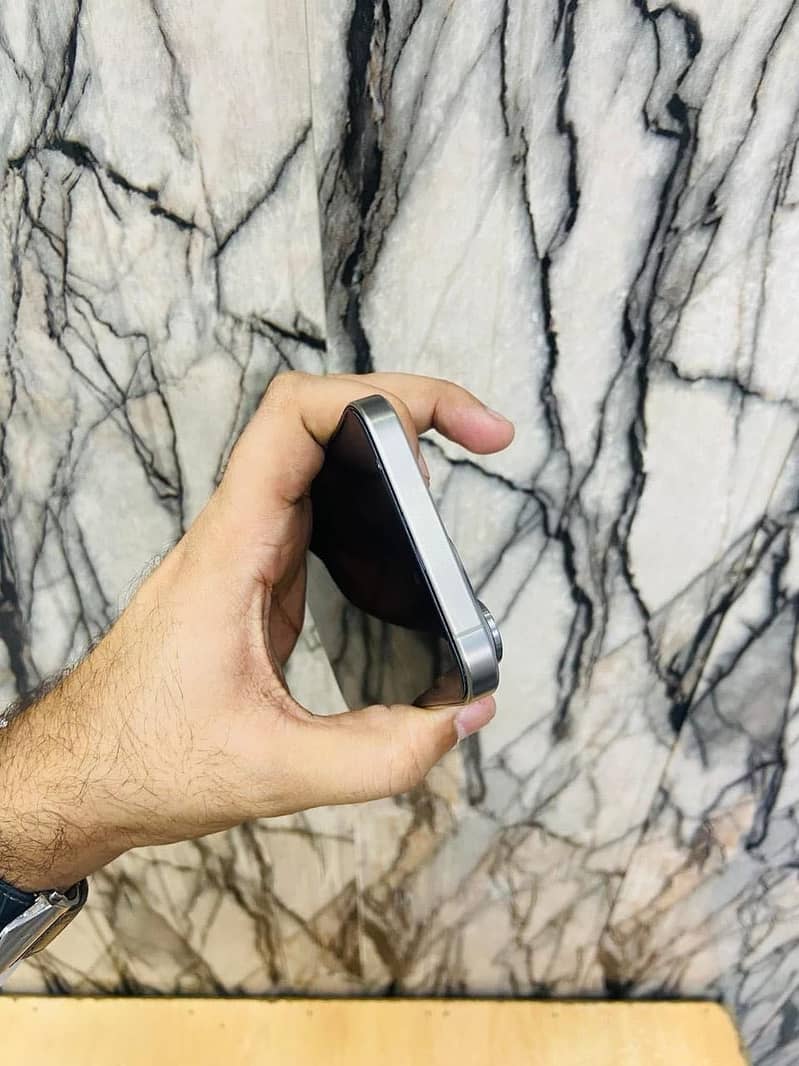 Apple iPhone 16 Pro Max 4