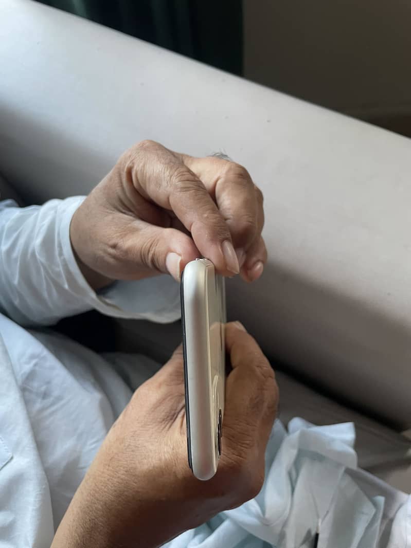 Apple iPhone 11 4