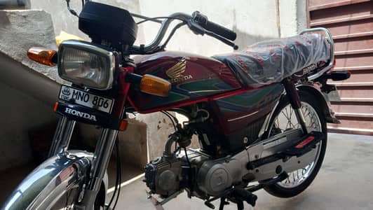 CD70 model 2018 total ok ha koi karcha nahi bas petrol dalo or chalao