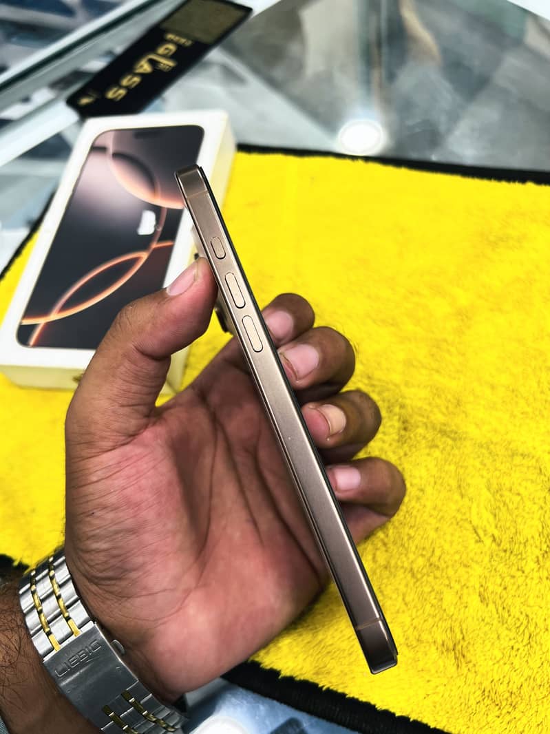 iPhone 16 Pro Max 2