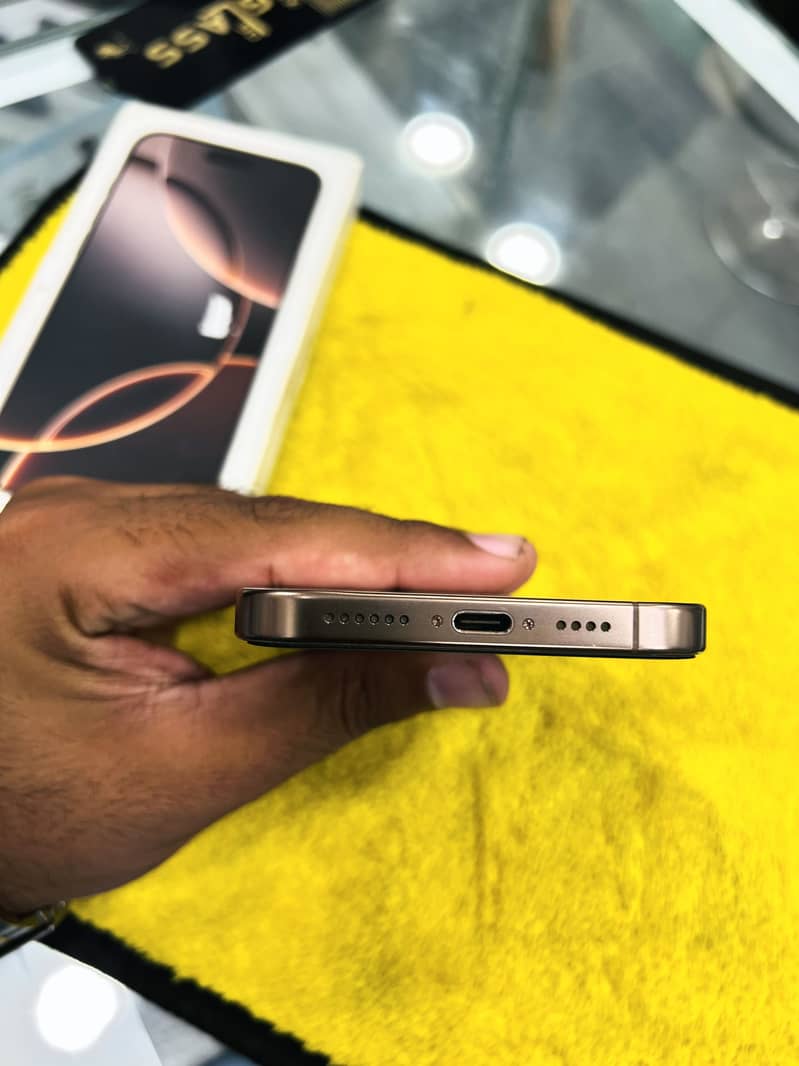 iPhone 16 Pro Max 6