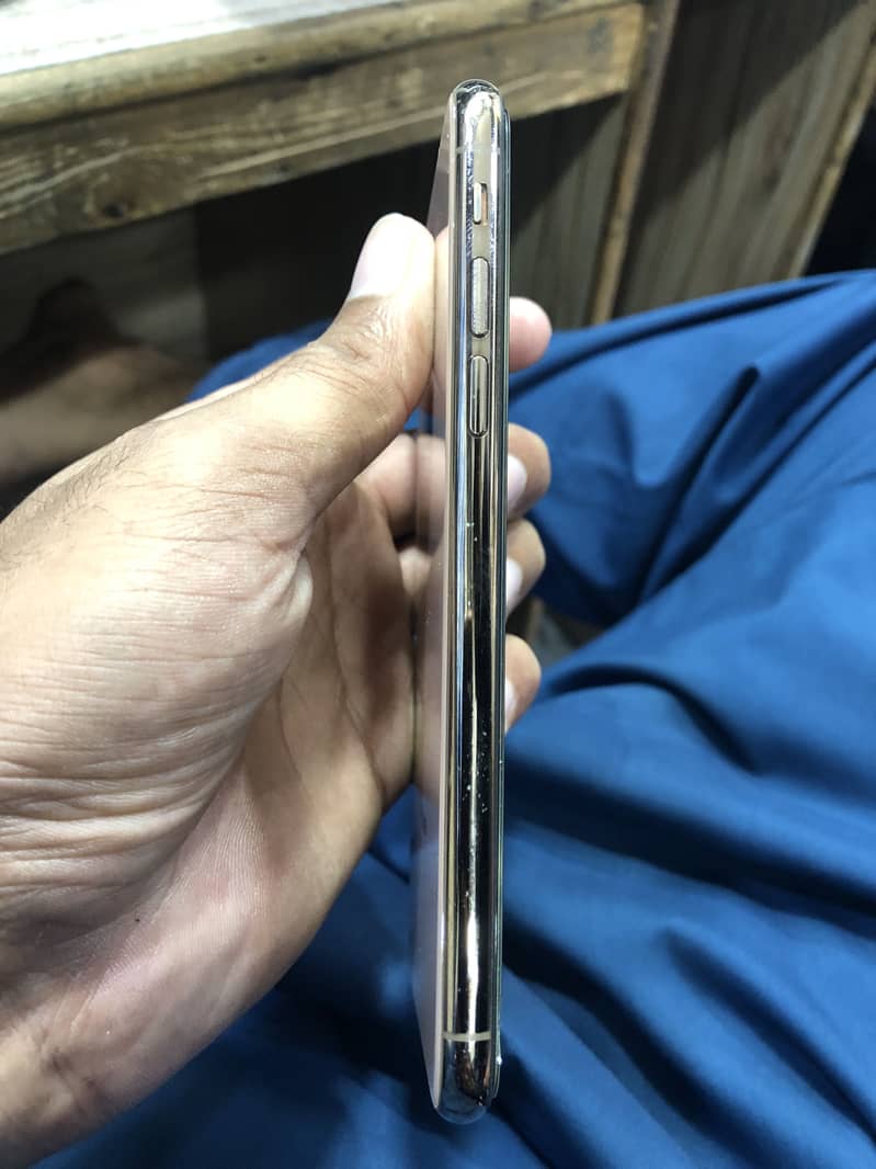Apple iPhone XS 1