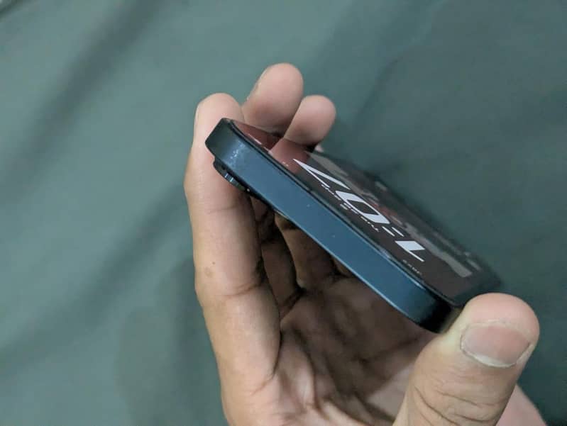 iPhone 13 4