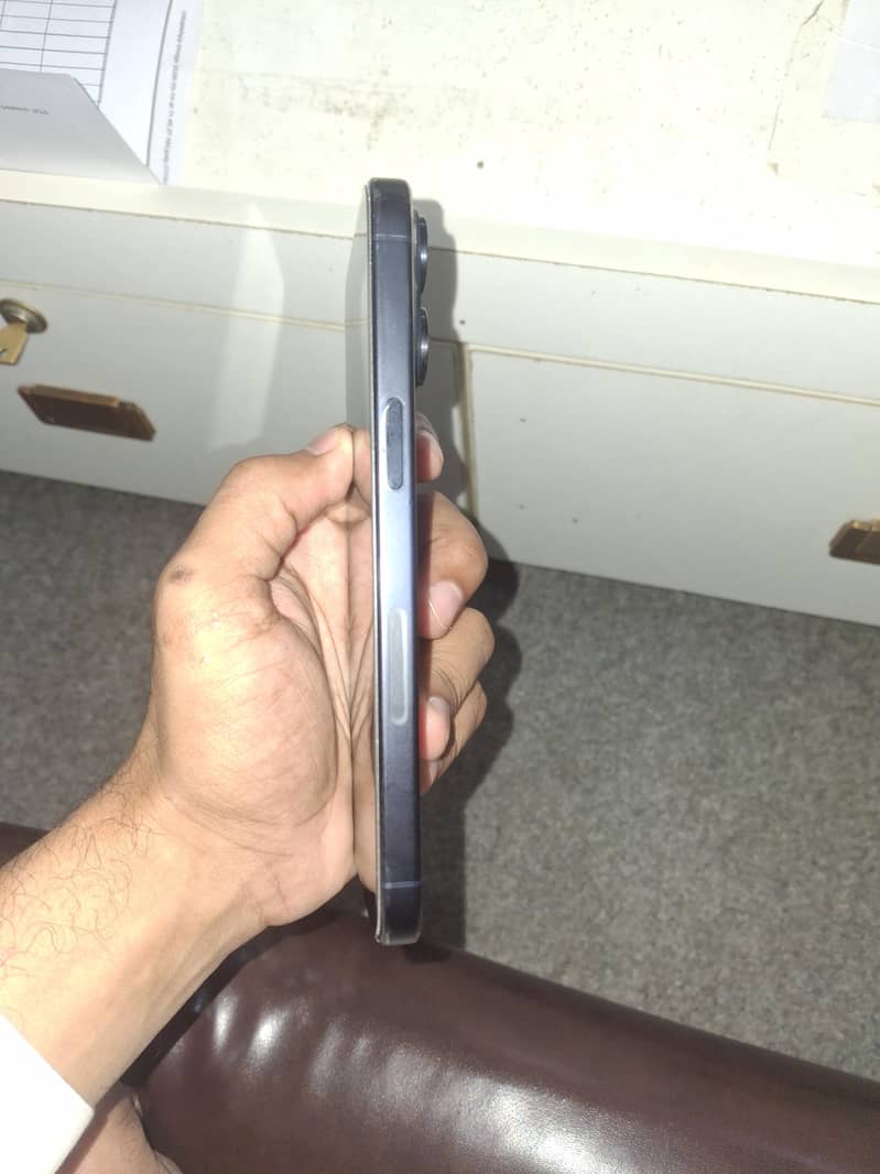 Apple iPhone 15 Pro Max 4