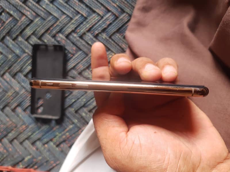 Apple iPhone XS 1