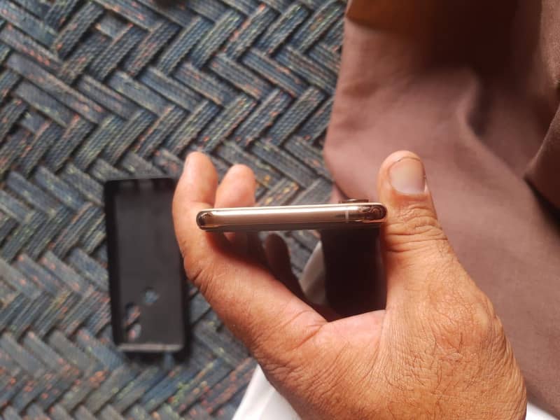 Apple iPhone XS 3
