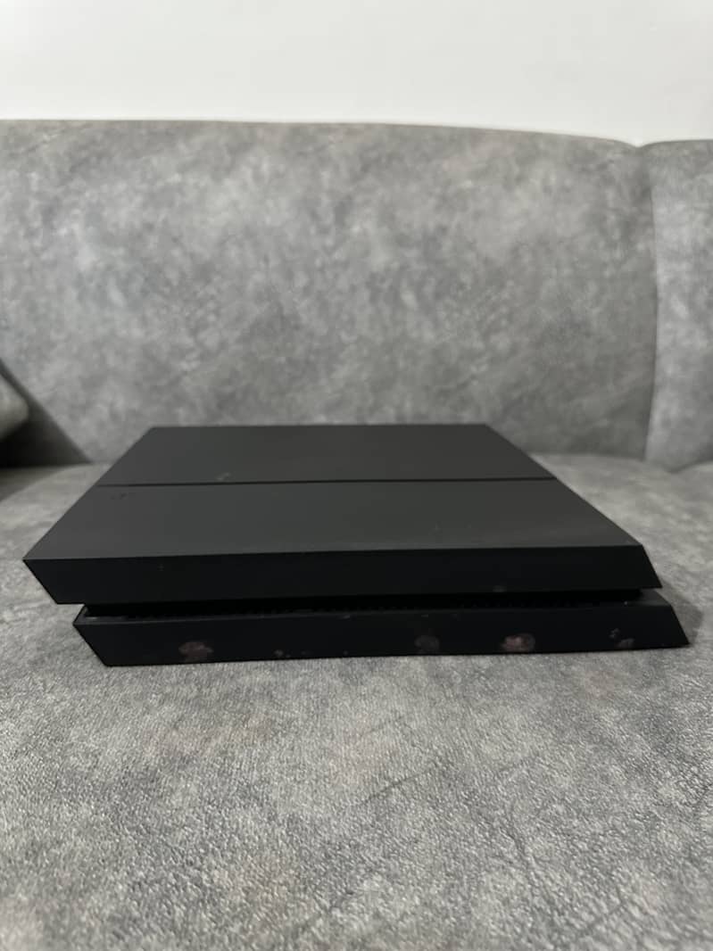 Ps4 1TB with two controllers 1