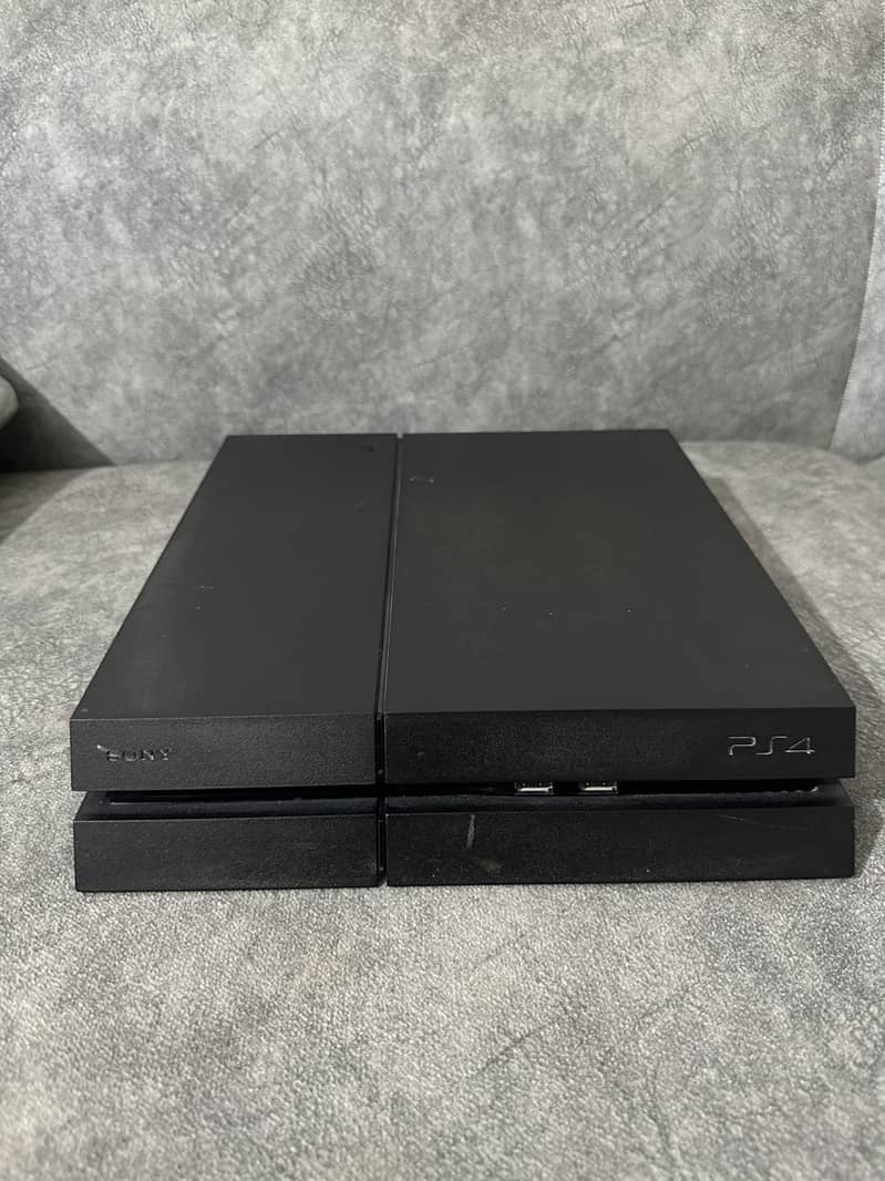 Ps4 1TB with two controllers 2