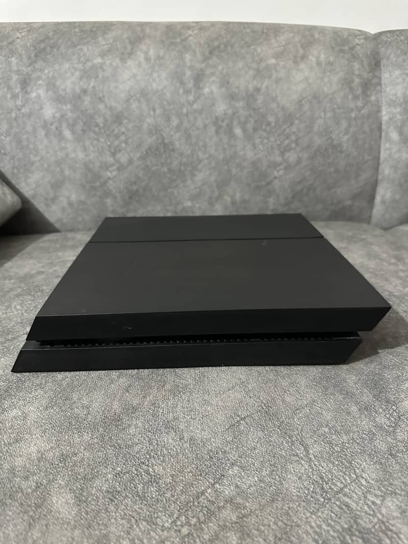 Ps4 1TB with two controllers 3
