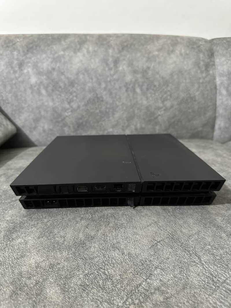 Ps4 1TB with two controllers 4