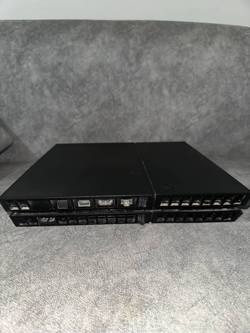 Ps4 1TB with two controllers 6