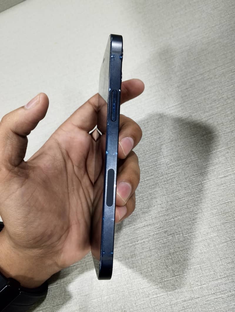 Apple iPhone 12 4
