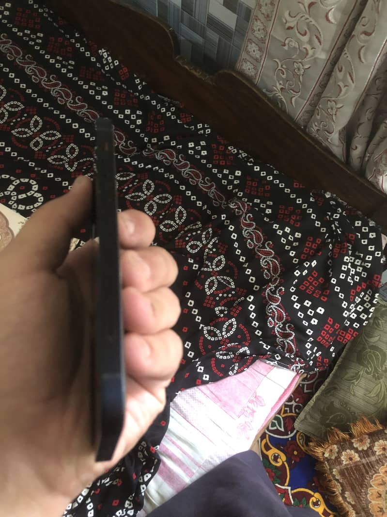 Apple iPhone 12 4