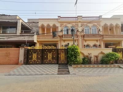 Prime Location 10 Marla House For Grabs In PIA Housing Scheme