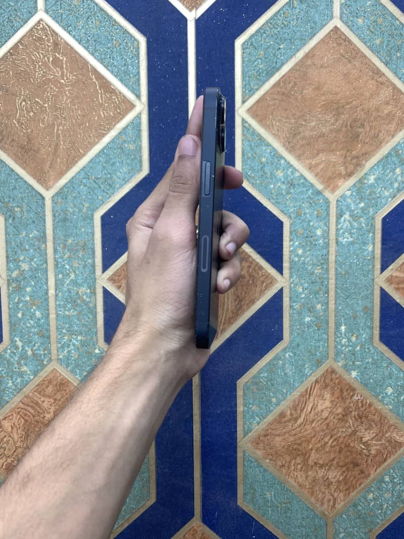 Apple iPhone 13 2