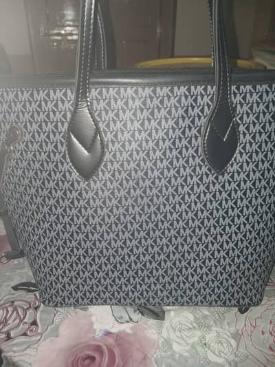 bht acha bag hai quality be bht achi hai