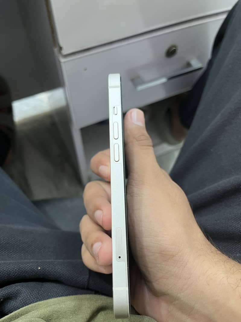 Apple iPhone 13 5