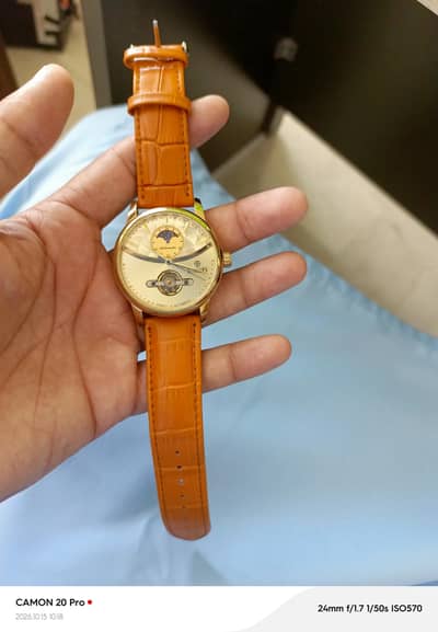 Automatic watch with good looks for a man wear.